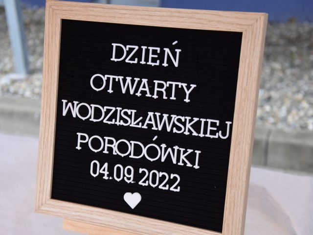 Tablica z napisem Dzień Otwarty Wodzisławskiej Porodówki 04.09.2022.