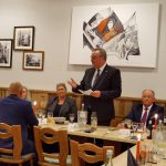 Starosta Bodo Klimpel przemawiający do uczestników uroczystej kolacji z okazji 20 lecia współpracy powiatów