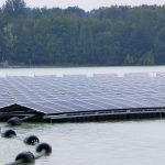 Zdjęcie pływającej instalacji, tzw. farmy solarnej, unoszącej się na tafli jeziora