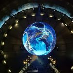 Widok na animację świetlną kuli ziemskiej widzianej z windy prowadzącej na szczyt Gasometer Oberhausen