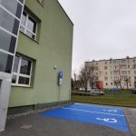 Budynek Zespołu Szkół Ponadpodstawowych w Wodzisławiu Śl. Widok na miejsca postojowe dla osób z niepełnosprawnościami