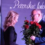 Leszek Bizoń wręcza bukiet czerwonych róż Renacie Szymanek, wicedyrektor szkoły.