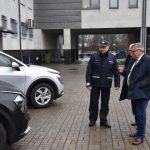 Nowe samochody policyjne, spotkanie komendantów policji w Wodzisławiu Śl. z samorządowcami, którzy przekazali środki na zakup