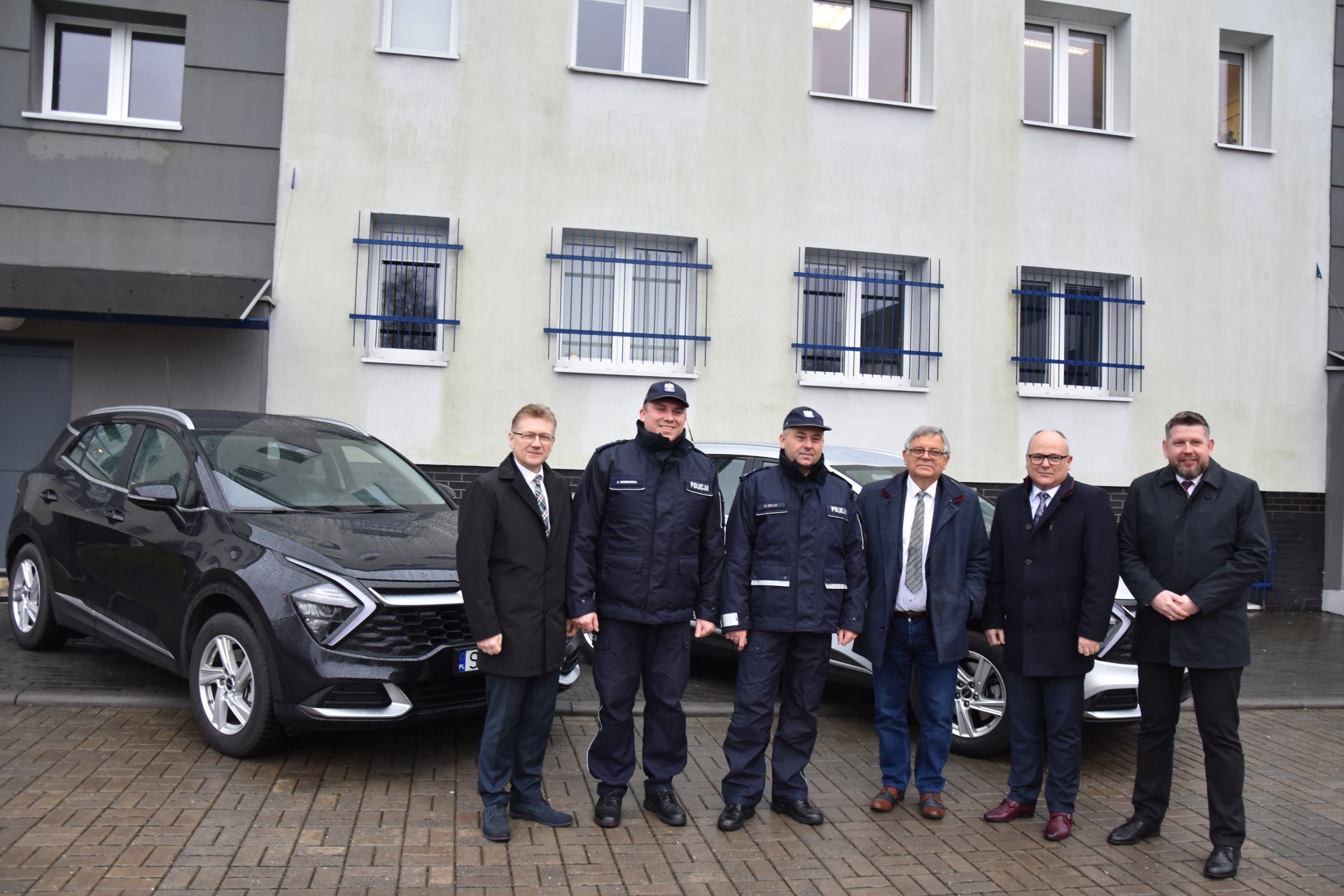 Nowe samochody policyjne, spotkanie komendantów policji w Wodzisławiu Śl. z samorządowcami, którzy przekazali środki na zakup