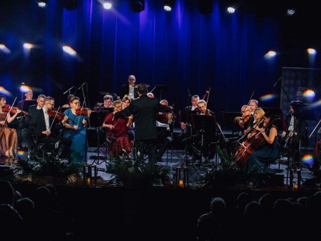 Koncert noworoczny z okazji 25lat Powiatu Wodzisławskiego. Na zdjęciu scena podczas koncertu