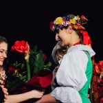 Koncert noworoczny z okazji 25lat Powiatu Wodzisławskiego. Na zdjęciu artyści odbierający kwiaty