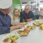 Jury konkursowe z Remigiuszem Rączką w składzie ocenia kanapki przygotowane przez uczniów