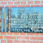 Złożenie kwiatów pod pomnikami Ofiar Marszu Śmierci 1945 r. Na zdjęciu tablica pamiątkowa na ścianie dworca kolejowego w Wodzisławiu Śl.-zbliżenie