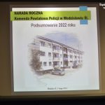 Zbliżenie na slajd z fotografią budynku KPP w Wodzisławiu Śląskim.