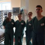 Uczestniczki projektu Zawodowy debiut w strojach medycznych na sali szpitalnej