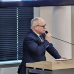 Spotkanie informacyjne z Urzędem Marszałkowskim. Na zdjęciu starosta Leszek Bizoń mówiący do mikrofonu