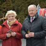 Krystyna Kuczera i Tadeusz Skatuła pozują do zdjęcia, uśmiechają się, w rękach trzymają medale.