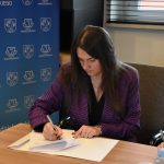 Ewelina Limanowska podpisuje umowę.