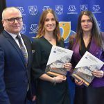 Do zdjęcia pozują: starosta wodzisławski, Ewelina Limanowska oraz Małgorzata Hadwiczak z firmy ASTOR. Wszyscy uśmiechają się.