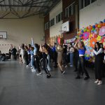 Grupa młodych ludzi tańcząca