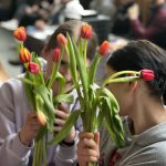 Młode kobiety trzymające tulipany