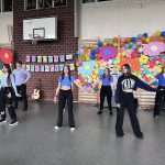 Grupa młodzieży wykonująca układ taneczny