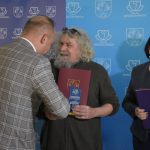 Gala rozdania nagród i wyróżnień Powiatu Wodzisławskiego w sporcie i kulturze. Zdjęcie grupowe części laureatów