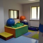 Sala sensoryczna, kolorowe materace i gumowe piłki.