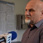 Dyrektor Poradni, Jarosław Rudol udziela wywiadu do mikrofonu Telewizji TVT.