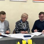 Podpisanie umów patronackich w Zespole Szkół Ekonomicznych w Wodzisławiu Śl. Na zdjęciu postacie ludzkie podpisujące dokumenty i pozujące do zdjęć