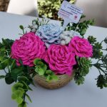 Dekoracja stołu - bukiet róż z bibuły