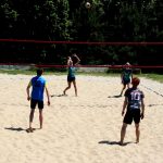 Młodzież grająca w siatkówkę plażową (turniej czerwcowy)