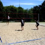 Młodzież grająca w siatkówkę plażową (turniej czerwcowy)