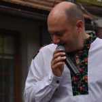 Powitanie lata w DPS Gorzyce, artysta śpiewający do mikrofonu