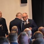 Święto Policji 2023 na zdjęciu starosta Leszek Bizoń, wręczający gratulacje komendantowi Dryji