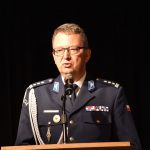Święto Policji 2023 na zdjęciu zastępca komendanta wojewódzkiego policji w Katowicach Marek Nowakowski przemawiający ze sceny