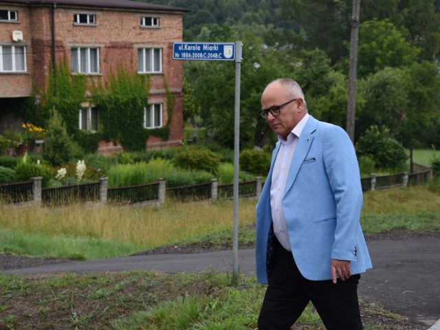 Znak z nazwą ulicy: Karola Miarki i numerami domów, na pierwszym planie starosta wodzisławski