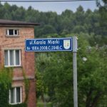 Znak z nazwą ulicy: Karola Miarki i numerami domów