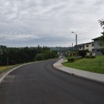 ul. 3 Maja w Pszowie, świeży asfalt, obok nowy chodnik