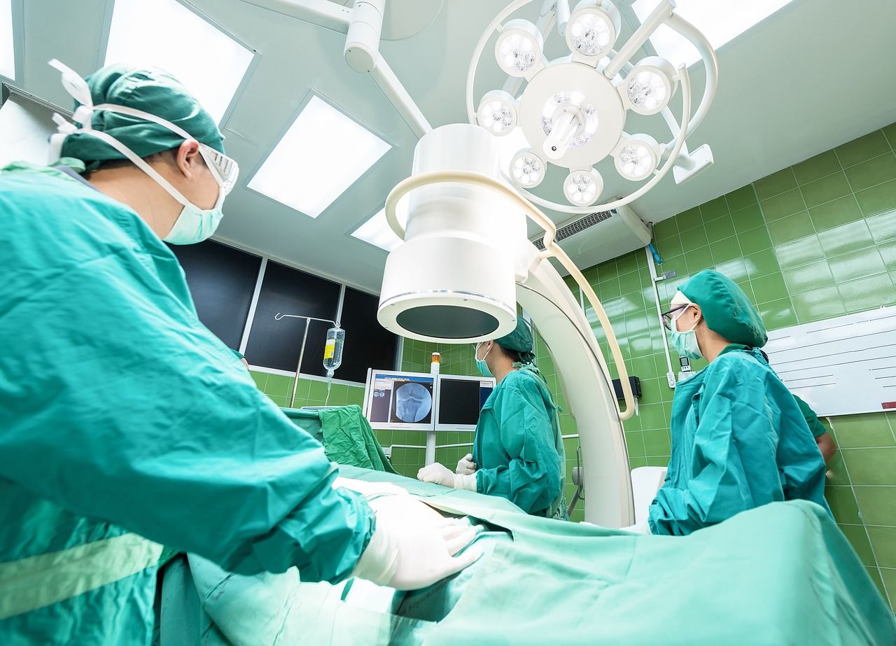 personel medyczny na sali operacyjnej w trakcie zabiegu