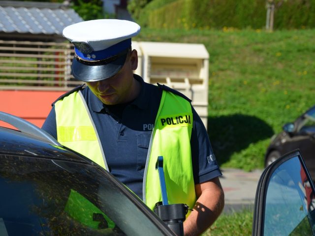 Policjant legitymuje kierowcę
