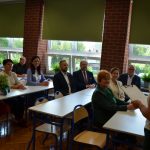 Otwarcie Zielonej pracowni w ZSLiT w Rydułtowach. Na zdjęciu uczestnicy spotkania siedzący w ławkach szkolnych