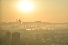 Zdjęcie miasta w smogu czyli zanieczyszczonym powietrzu