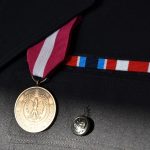 Zbliżenie na medal przypięty do munduru
