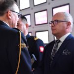Komendant straży w Wodzisławiu Śl. rozmawiający ze starostą wodzisławskim Leszkiem Bizoniem