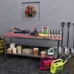Stoisko z różnymi narzędziami ogrodniczymi i wyposażeniem niezbędnym do pracy w ogrodzie