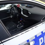 Radiowóz policyjny oznakowany, zbliżenie na kierownicę