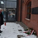 Złożenie kwiatów w miejscach pamięci Ofiar Marszu Śmierci z Auschwitz Birkenau do Wodzisławia Śl. Na zdjęciu przewodniczący rady powiatu Adam Krzyżak oraz wicestarosta Kornelia Newy oddają część ofiarom Marszu Śmierci