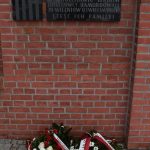 Na zdjęciu tablica pamiątkowa na dworcu kolejowym, upamiętniająca ofiary Marszu Śmierci na budynku dworca kolejowego w Wodzisławiu Śl.
