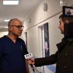 Lekarz kierujący oddziałem udziela wywiadu dla Telewizji TVT