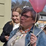 Dwie kobiety trzymające w rękach balony, jedna z nich przemawia