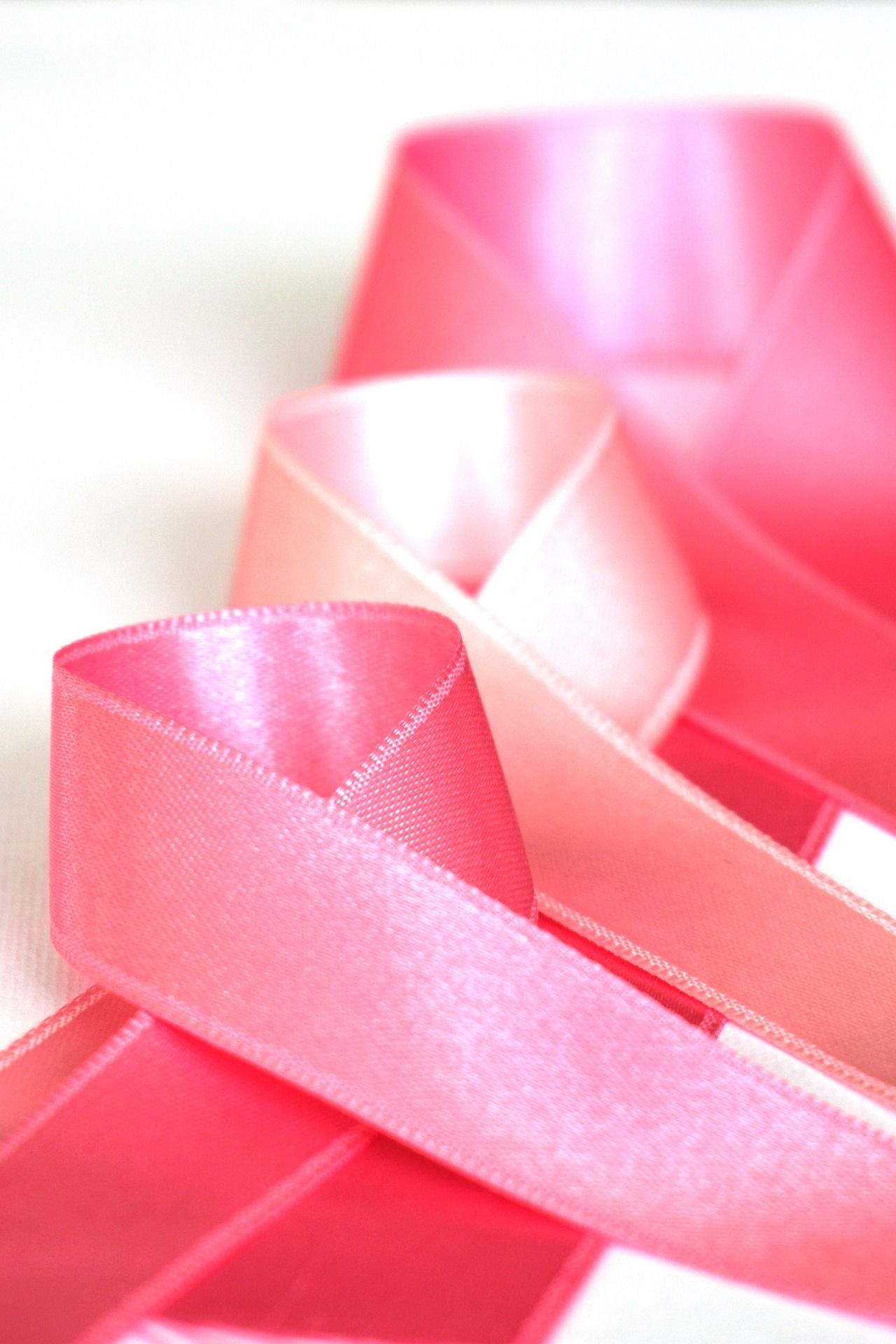 Różowe wstążki symbolizujące walkę z nowotworem piersi
