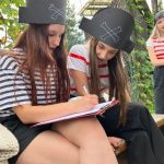 Dwie dziewczyny przebrane w strój pirata rozwiązujące zadanie